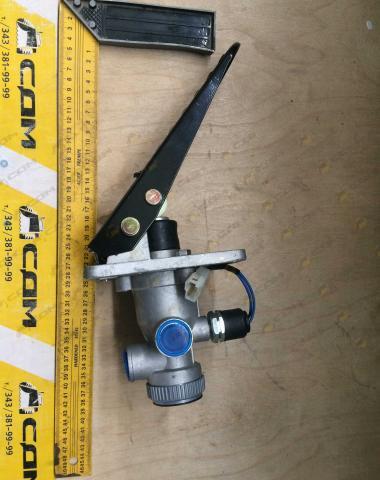 Кран тормозной CDM833/835E (нового образца) LY60F/4120001795